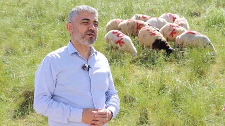 Vakfımızca, her yıl geleneksel olarak Şehit yakınları ve Gazilerimize yönelik yapılacak olan kurbanlık takdim organizasyonu Kurban Bayramı vesilesiyle bu yıl Arnavutköy’de yapıldı.