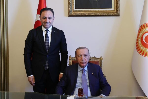 Cumhurbaşkanımız, sayın Recep Tayyip Erdoğan’a vakfımızın faaliyet ve projelerine yönelik, Genel Başkanımız tarafından sunum gerçekleştirildi.