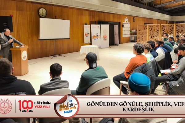 التقى رئيس مؤسستنا، السيد قطب الدين أومروغلو، بالشباب في أهلات ضمن برنامج «من الماضي إلى المستقبل».