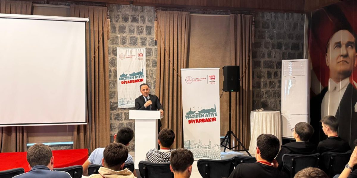 في برنامج «من الماضي إلى المستقبل» الذي نظمته وزارة التربية الوطنية لطلاب المرحلة الثانوية، التقى رئيس مؤسسة الشهداء والمحاربين القدامى ومكافحة الإرهاب، السيد قطب الدين أومروغلو، بالشباب في جلسة حوارية حول موضوع «شهداؤنا ومحاربونا القدامى».