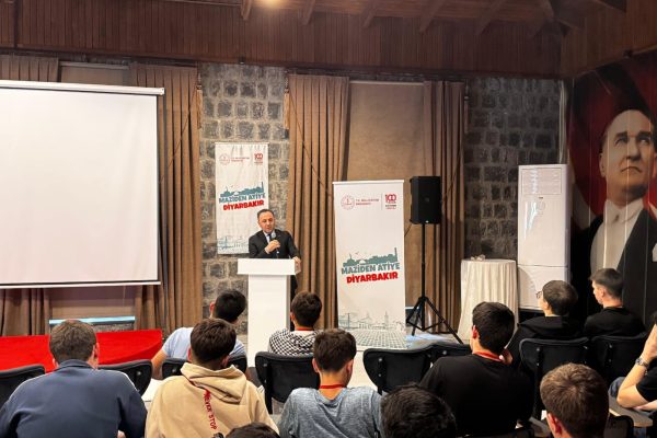 في برنامج «من الماضي إلى المستقبل» الذي نظمته وزارة التربية الوطنية لطلاب المرحلة الثانوية، التقى رئيس مؤسسة الشهداء والمحاربين القدامى ومكافحة الإرهاب، السيد قطب الدين أومروغلو، بالشباب في جلسة حوارية حول موضوع «شهداؤنا ومحاربونا القدامى».