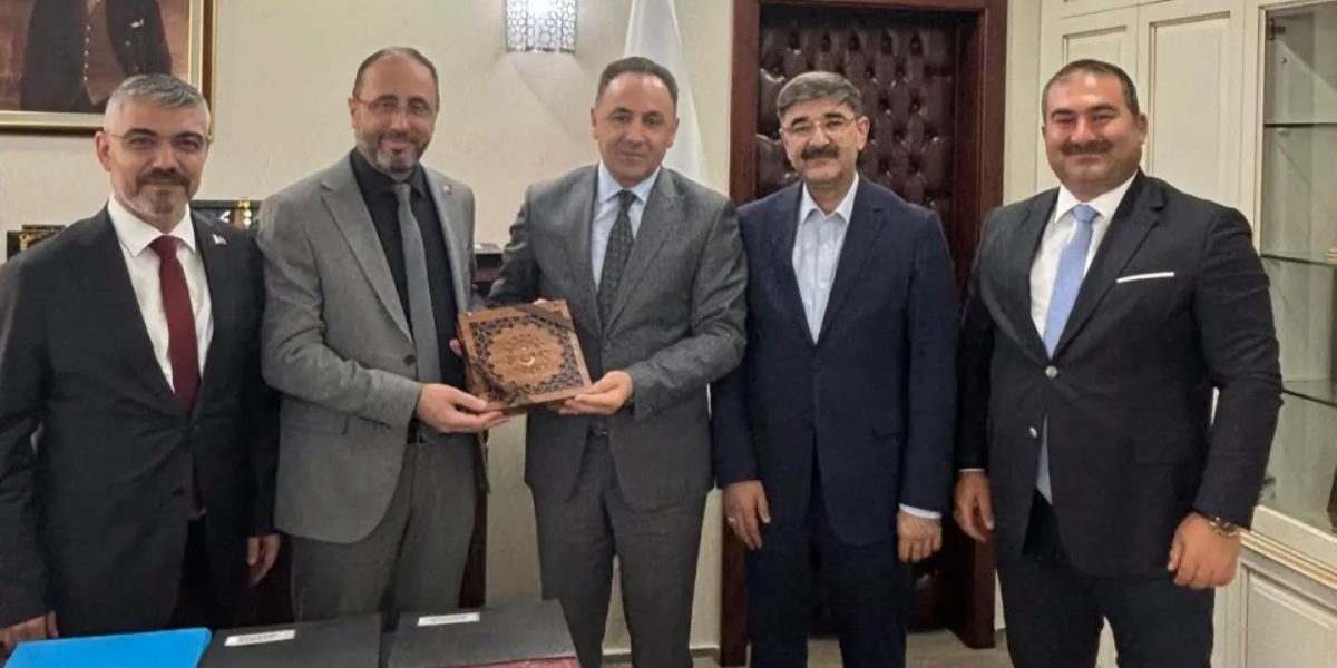 Diyanet İşleri Başkanlığı Hac ve Umre Hizmetleri Genel Müdürü Sayın Hüseyin DEMİRHAN ile Umre ve Kudüs Ziyaretleri Daire Başkanı Sayın Muhammed Zeyd ÖZEL’e ziyaret.