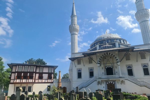 وفد التنظيم الخارجي لمؤسسة ŞEGATEM يزور مقبرة الشهداء التركية في برلين